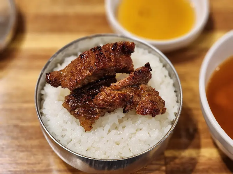 밥 위에 올려 먹는 돼지갈비