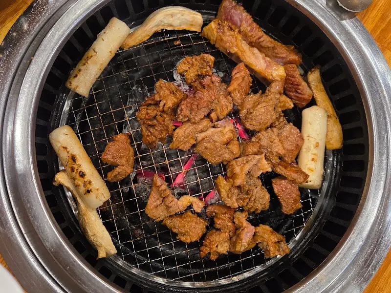 불판 위에서 익어가는 떡과 갈비