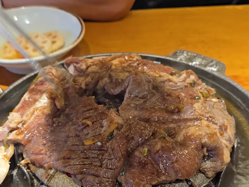 숯불 위에서 구워지는 양념 돼지갈비