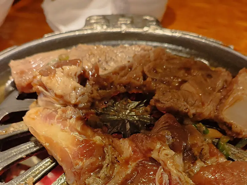 불판 위에서 구워지는 불사리