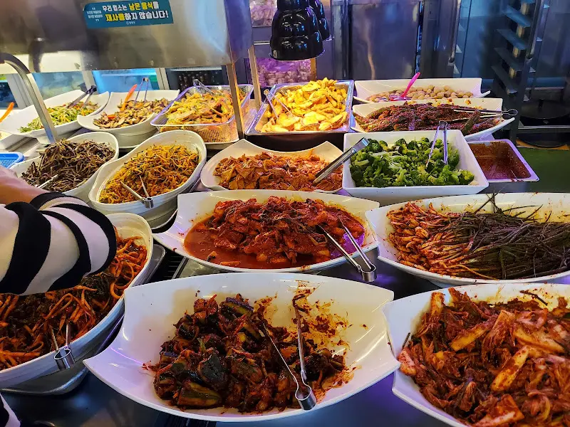 다양한 뷔페식 밑반찬