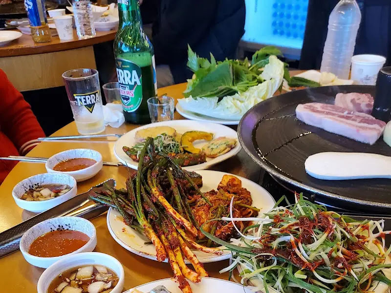 다양한 밑반찬과 함께 즐기는 삼겹살