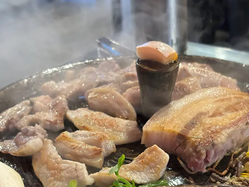 솥뚜껑 위에서 익어가는 고기