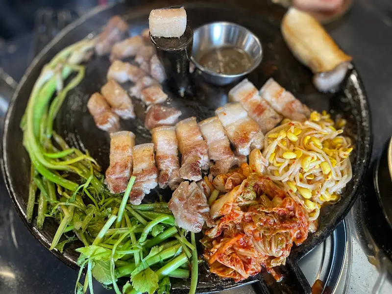 구워진 고기와 곁들임 채소