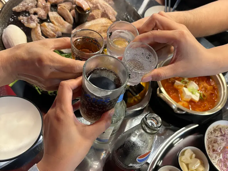 술잔을 기울이는 모습