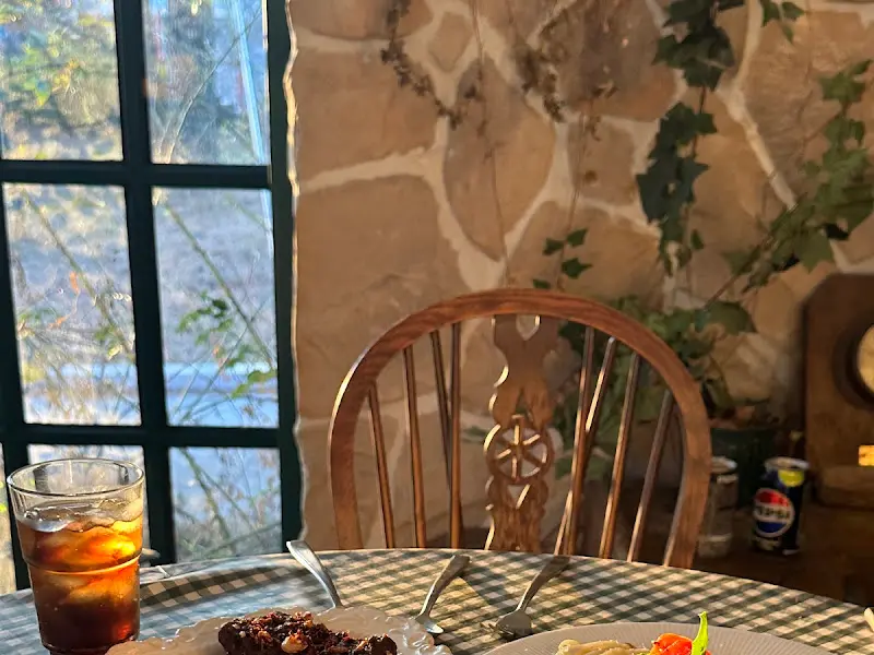 창가 테이블에 놓인 스테이크와 음료