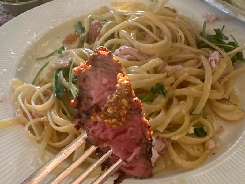 포크로 찍은 스테이크 조각과 파스타