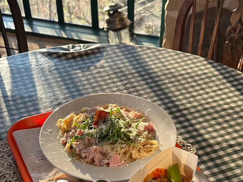 테이블 위 파스타와 타코, 창밖 풍경