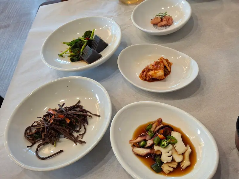 다채로운 밑반찬 구성