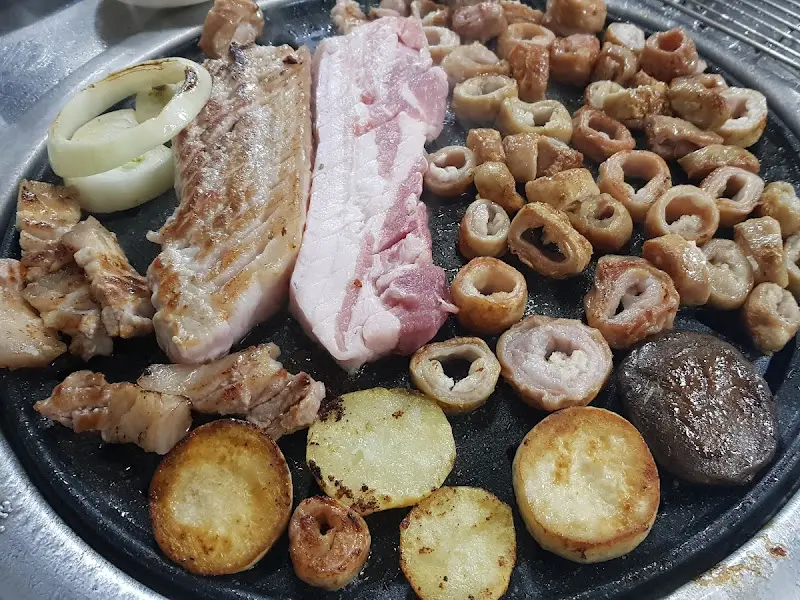 불판 위에서 익어가는 막창과 삼겹살