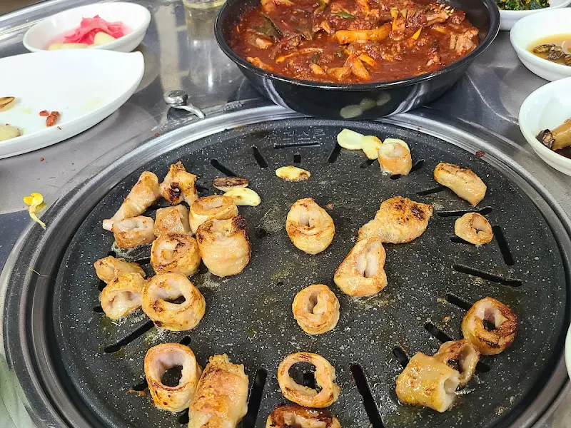 불판 위에서 맛있게 익어가는 막창