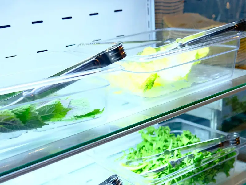 신선한 쌈채소가 가득한 셀프바