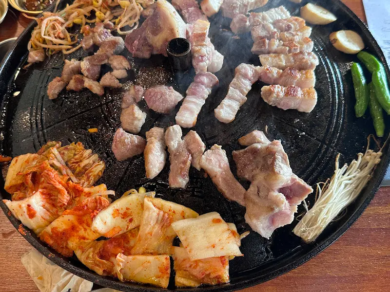 김치, 콩나물과 함께 구워지는 삼겹살