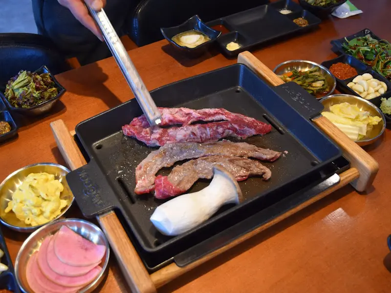 숯불 위에서 익어가는 이베리코 흑돼지