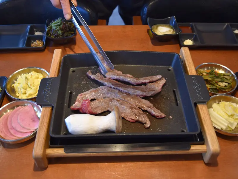 숯불 위에서 지글거리는 이베리코 늑간살