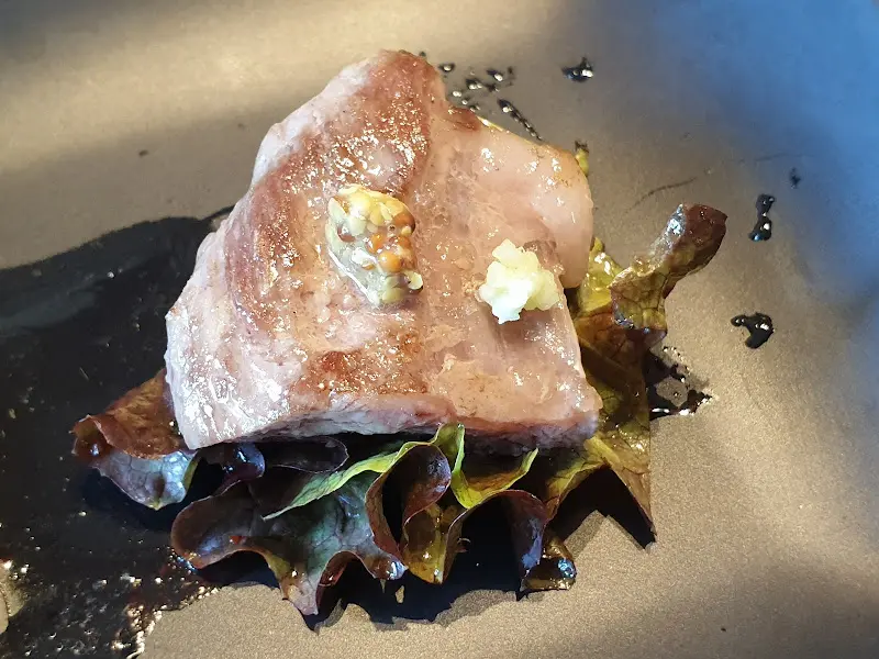 잘 구워진 이베리코 흑돼지 한 점