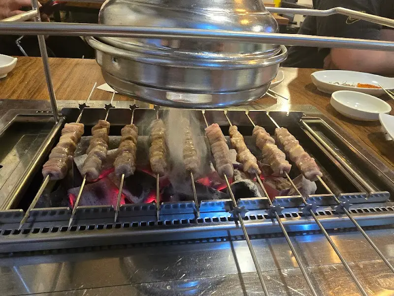 숯불 위에서 익어가는 양꼬치