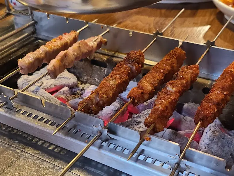 숯불 위에서 익어가는 마라 양꼬치