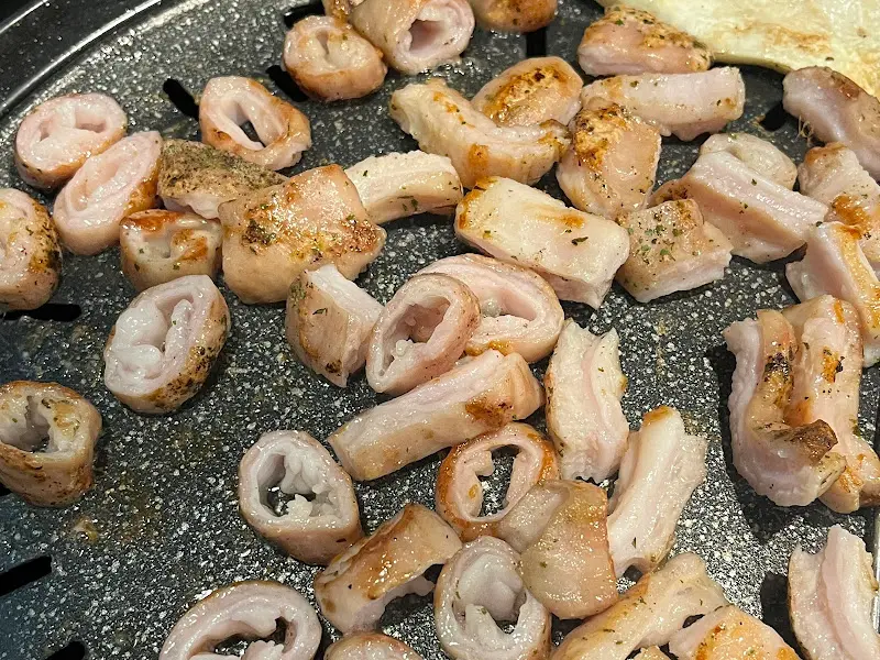 불판 위에서 맛있게 구워지는 막창