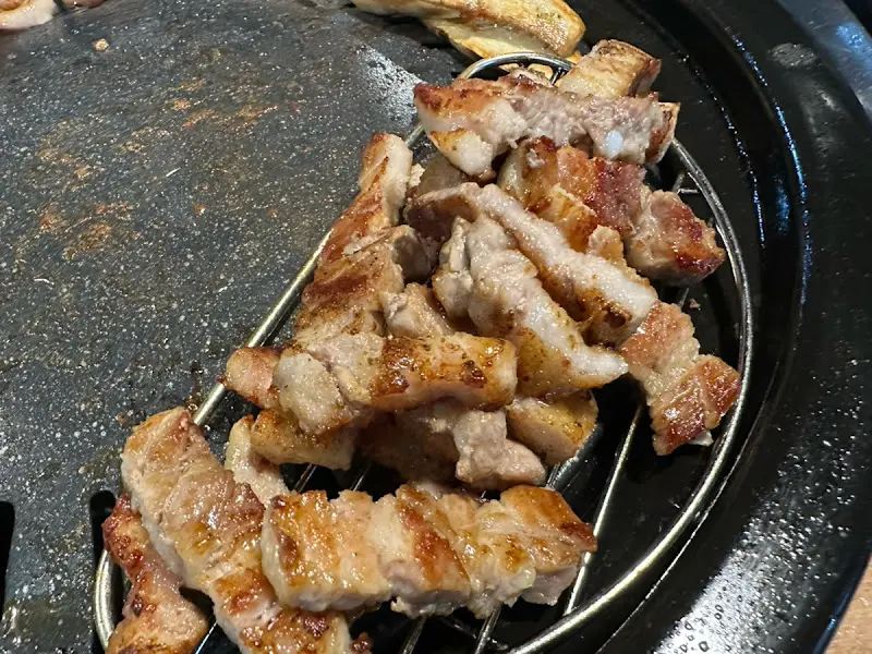 노릇하게 구워진 삼겹살