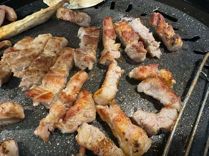 잘 구워진 삼겹살