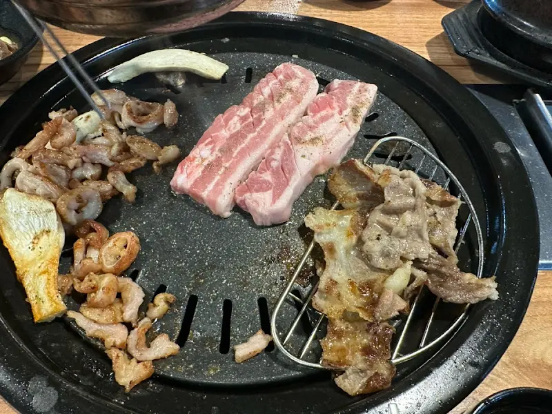 불판 가득찬 고기와 막창