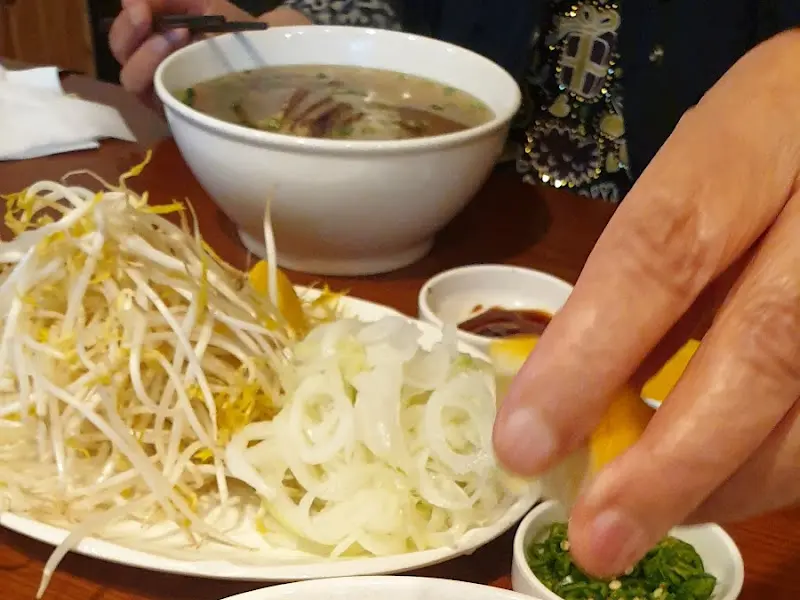 쌀국수와 곁들여 먹는 숙주와 양파