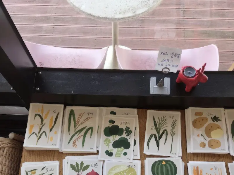 카페 내부 소품