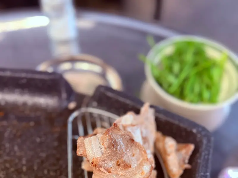 구워진 냉삼겹살과 미나리