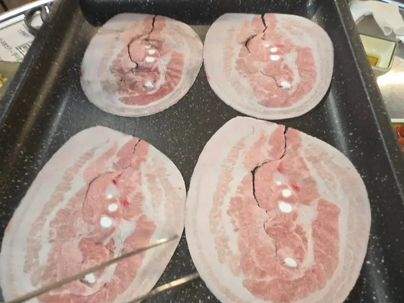 불판에 올려진 냉삼겹살