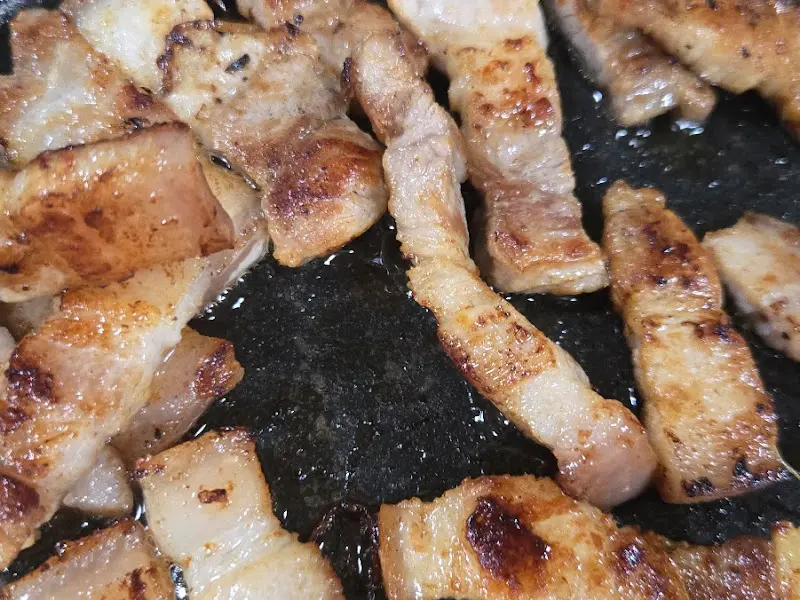 노릇하게 구워진 오겹살