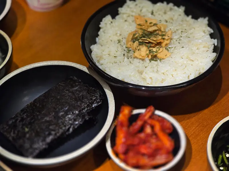 김, 짱아찌와 함께 제공된 마늘밥