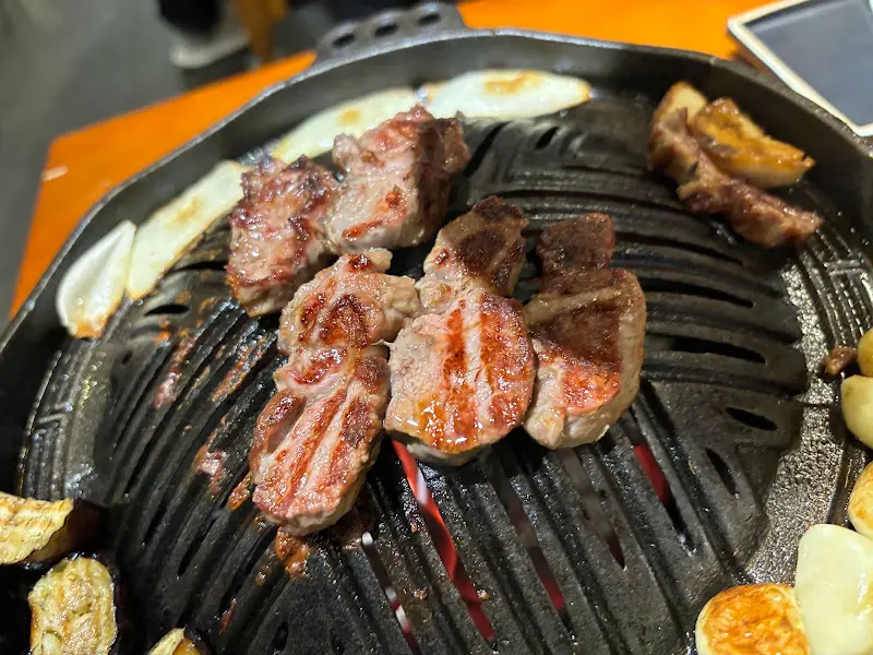 불판 위에서 익어가는 양고기