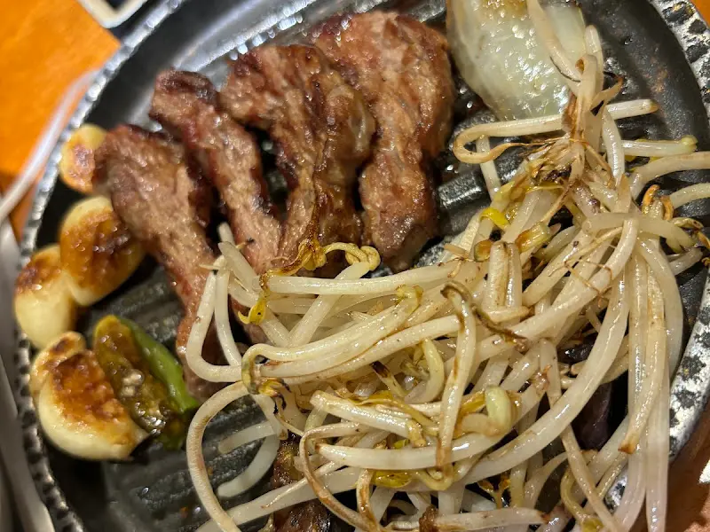 잘 구워진 양고기가 철판 위에 놓여 있는 모습