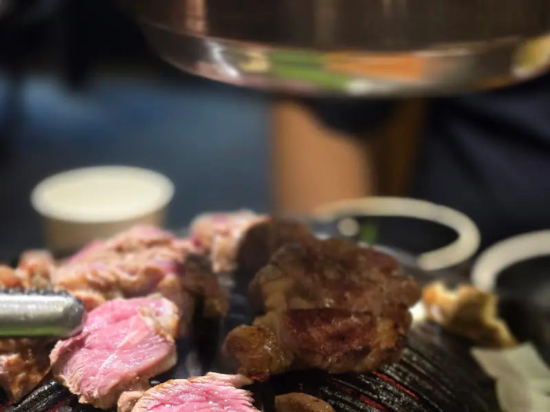 직원이 양고기를 굽는 모습