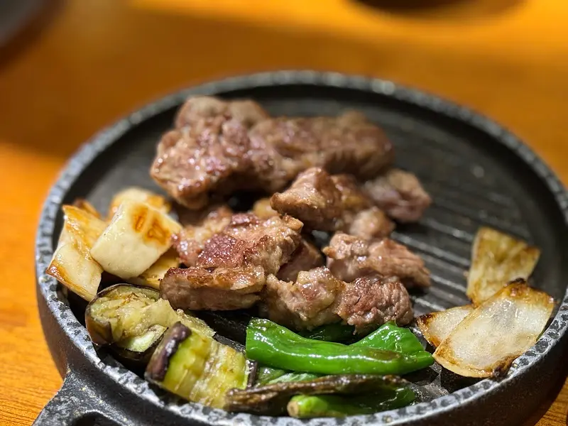 양고기와 구운 채소가 함께 담겨 있는 모습