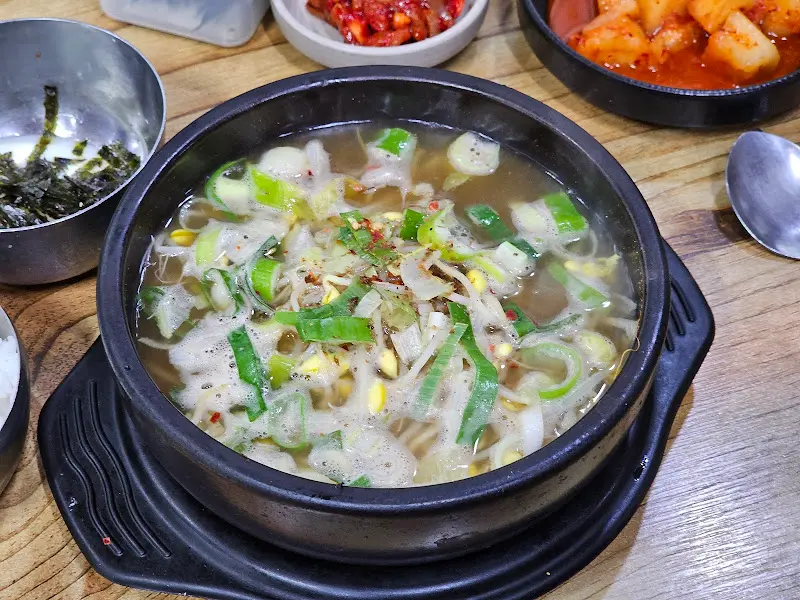 뚝배기 안에서 끓고 있는 콩나물 국밥