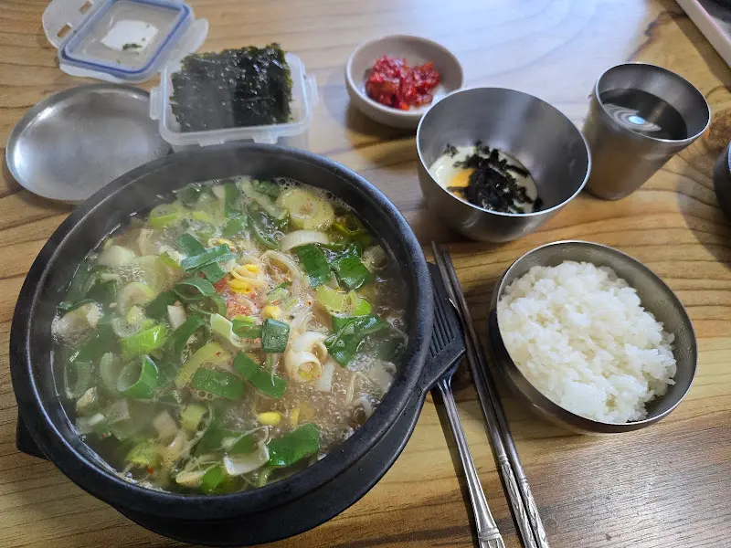 수란과 밥이 함께 나오는 콩나물 국밥 한상차림