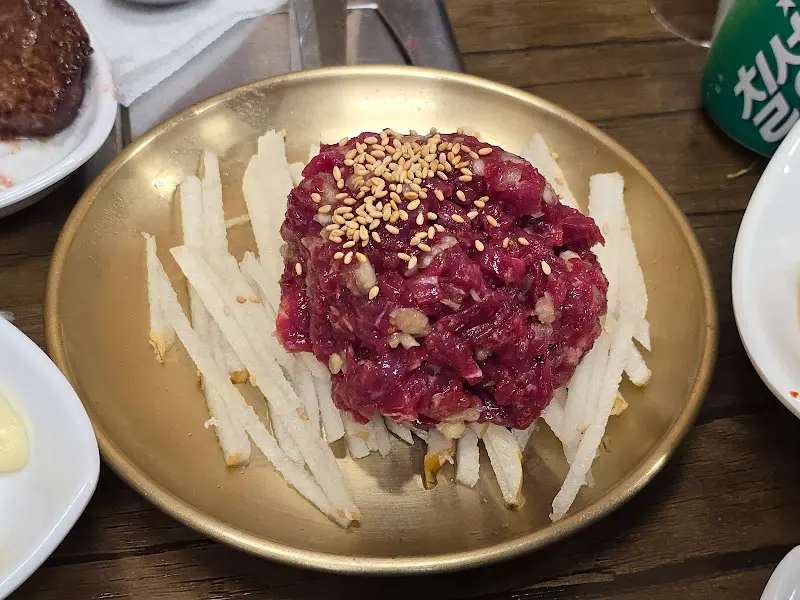 윤기가 흐르는 육회