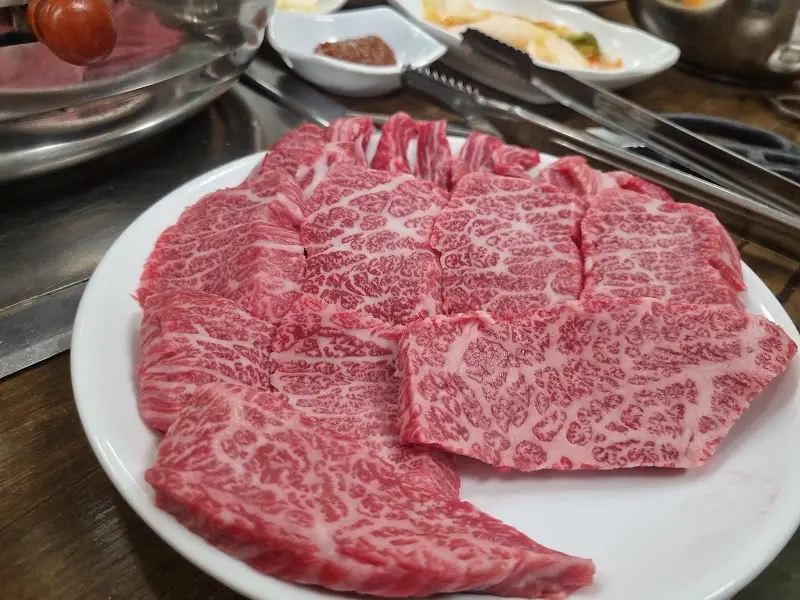 숯불 위에 구워지는 갈비살