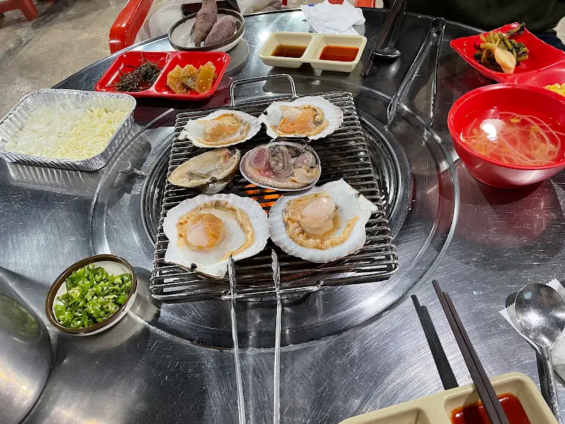 불판 위의 조개구이