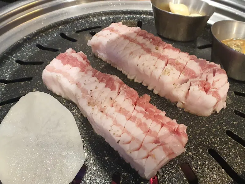 칼집이 예술인 꽃삼겹살