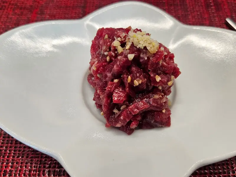 잣가루를 곁들인 육사시미