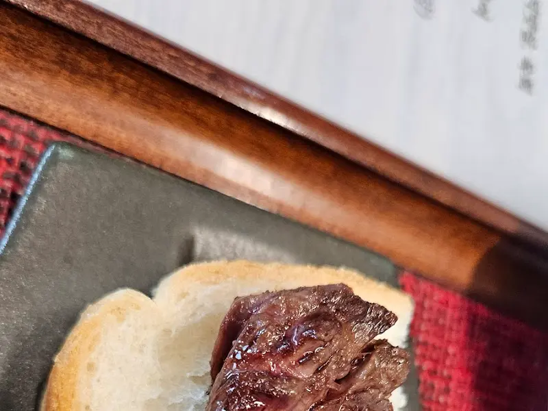 고기 한 점이 올라간 토스트