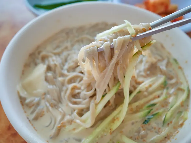 젓가락으로 들어올린 면발