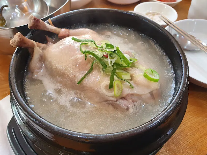 뚝배기에 담겨 나오는 삼계탕