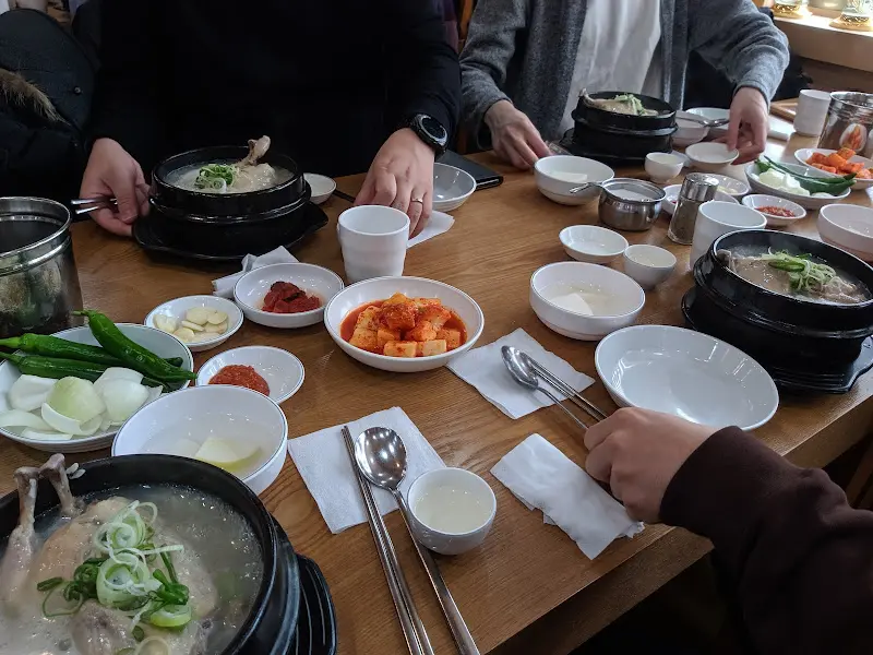 테이블에 놓인 삼계탕 한 상 차림