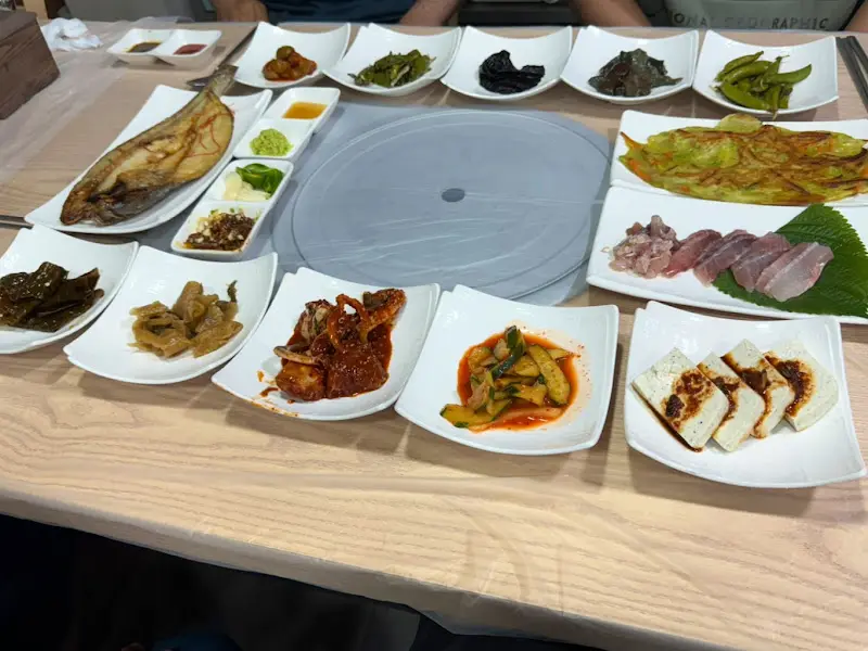 푸짐하게 차려진 밑반찬과 메인 요리