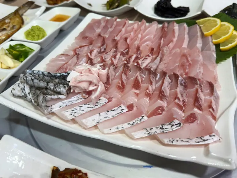 싱싱하고 뽀얀 민어회의 자태