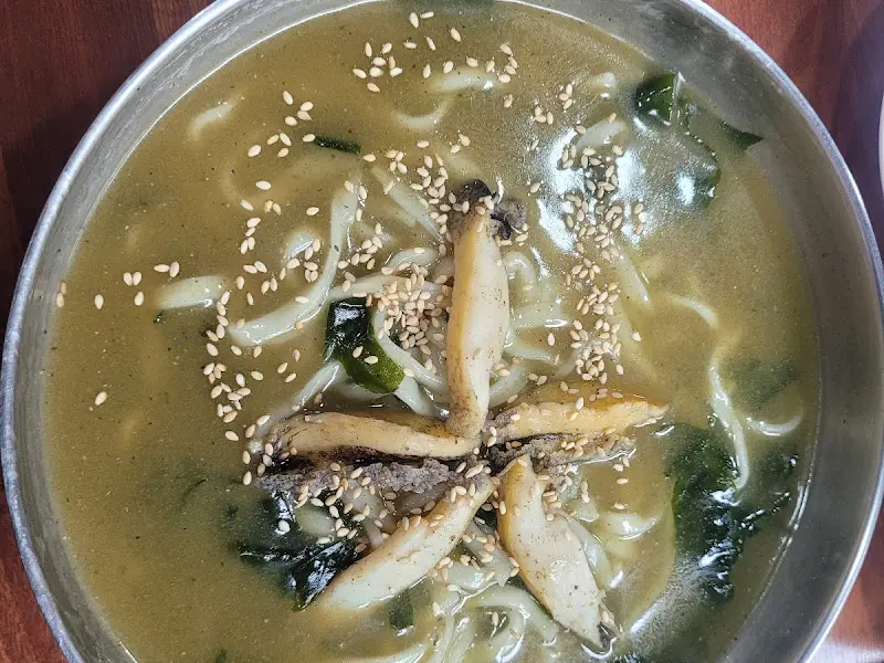 전복 칼국수 전체샷